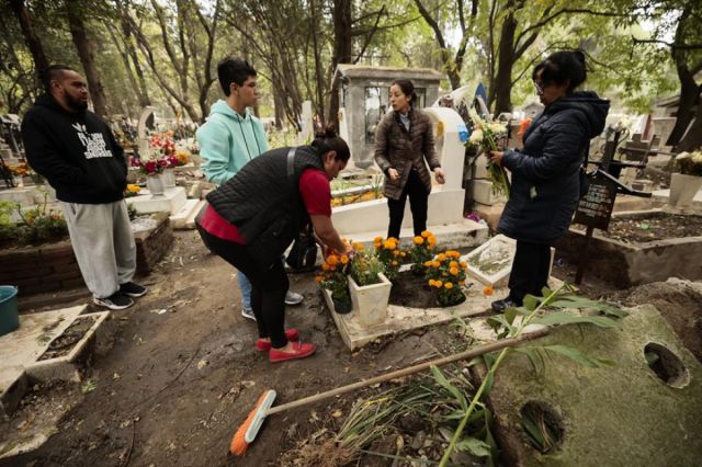 Mexicanos recuerdan a sus difuntos con corazón y agradecimientos en