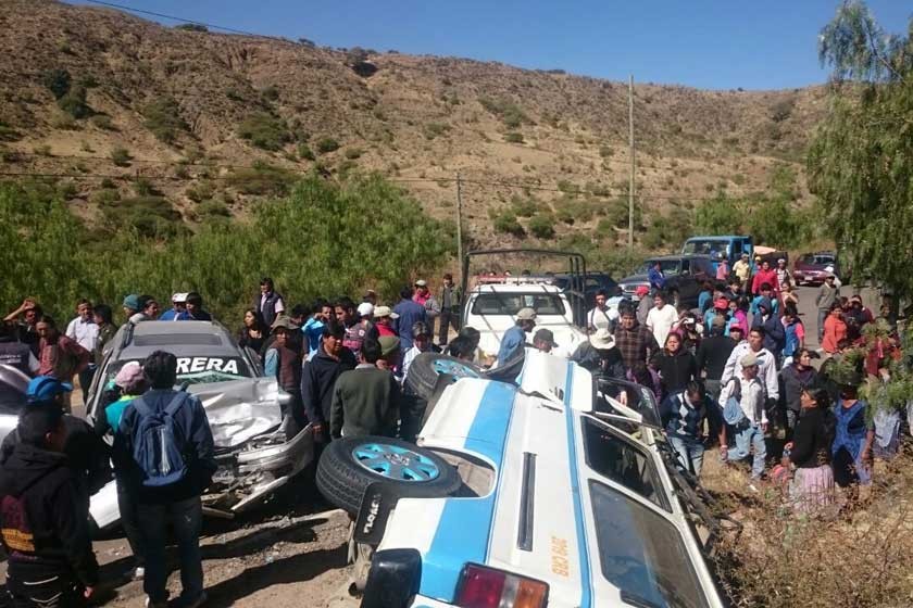 Choque frontal de autos deja 17 personas heridas