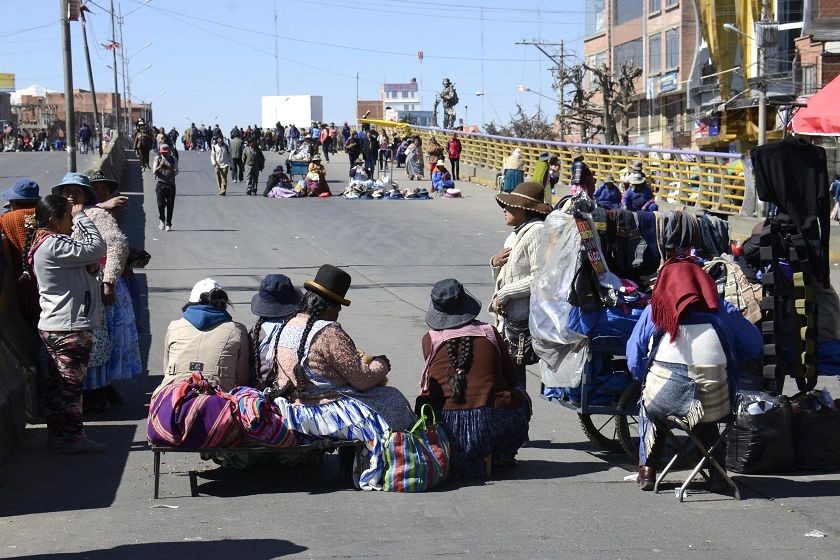Suspenden salida de buses desde La Paz y El Alto por bloqueo de vecinos