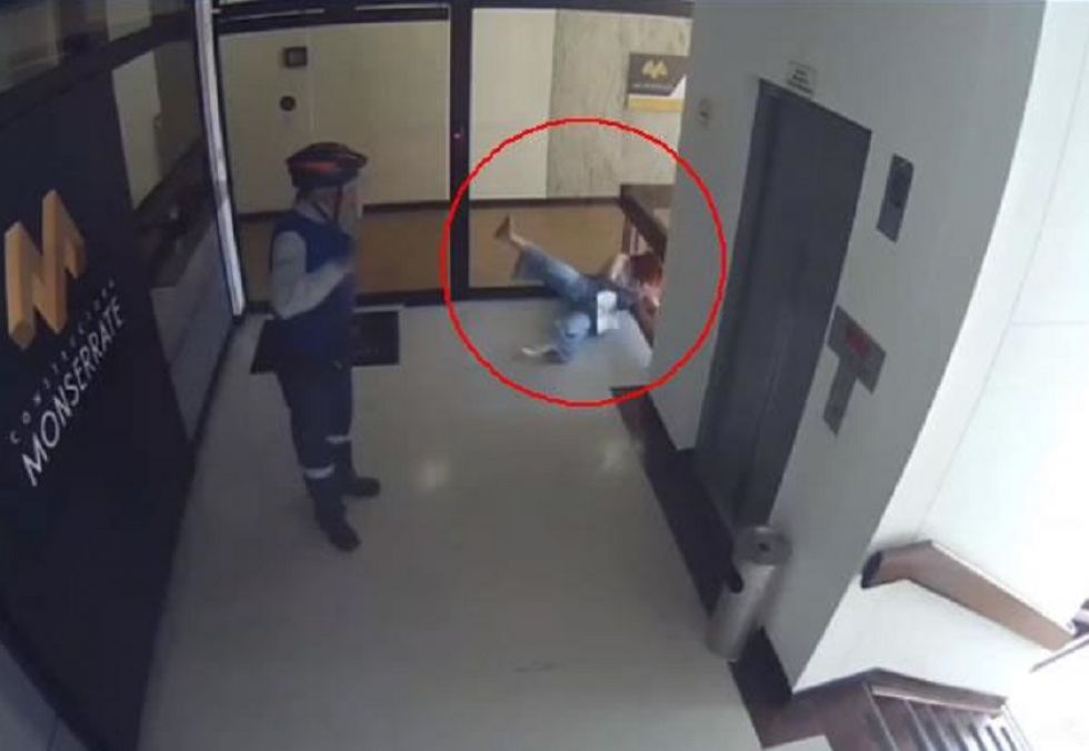 Madre salva a su hijo de caer de un cuarto piso