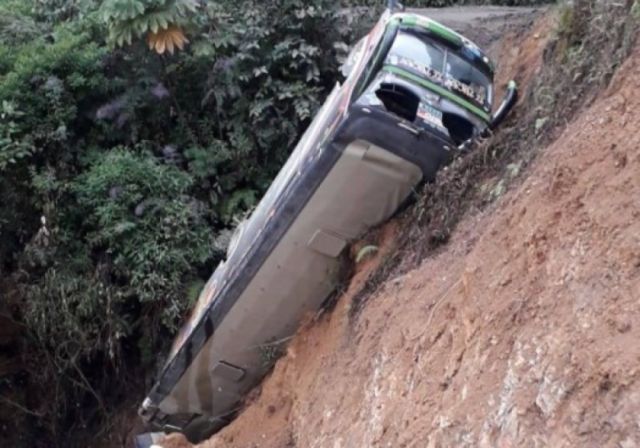 Cuatro fallecidos en embarrancamiento de un bus en La Paz
