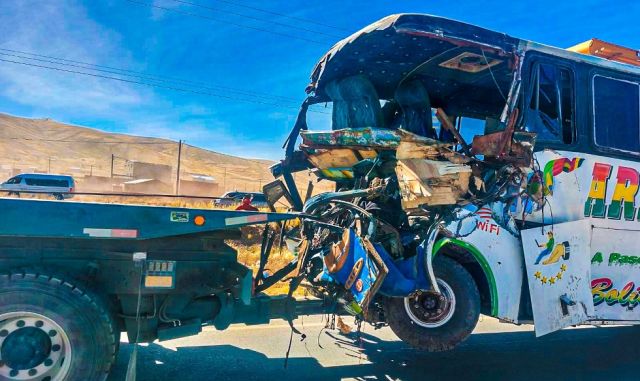 Siete muertos en choque de un bus y una volqueta en la ruta La Paz ...