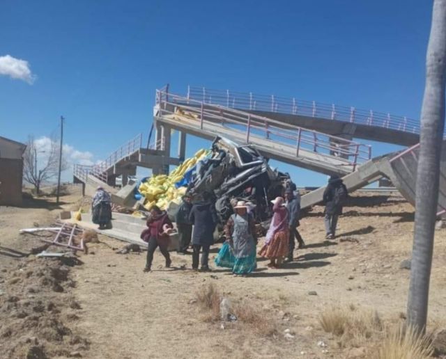 Camión choca contra rampla y deja un muerto