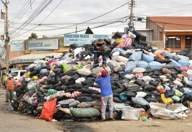 Toneladas de basura se acumulan en las calles y los hospitales de ...