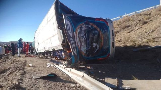 Identifican a víctimas del accidente de un bus en la ruta Oruro-Cochabamba