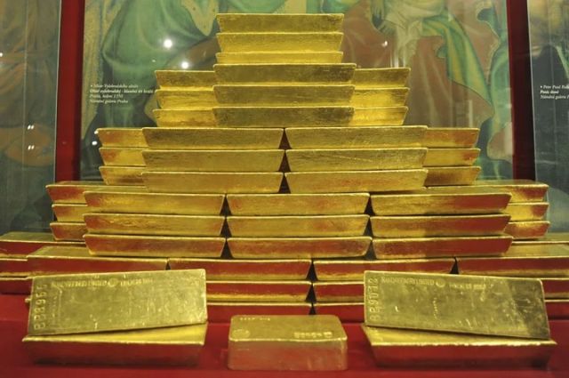 El oro marca un nuevo máximo histórico en 3.526 dólares por onza
