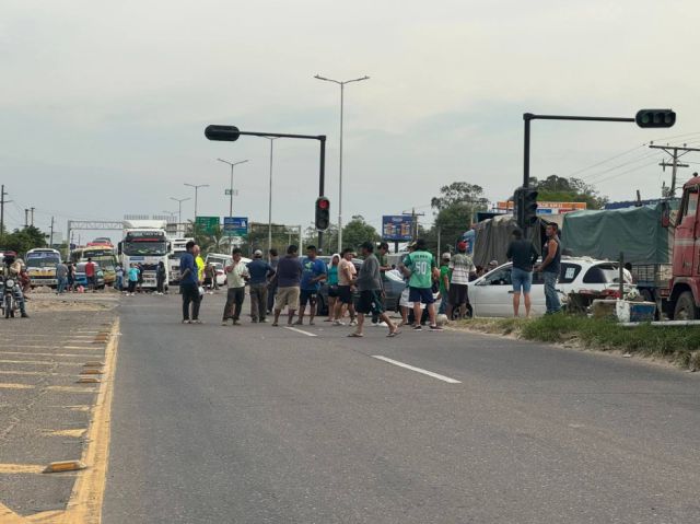 Crece el malestar por la falta de combustible: Choferes y vecinos ...