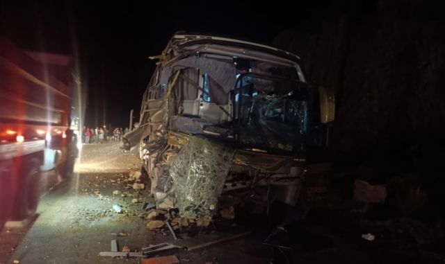 Choque de volqueta y bus deja una mujer fallecida y diez heridos en la ...
