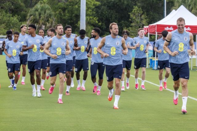 Roban los botines y balones de la selección inglesa antes de su llegada a Kansas City