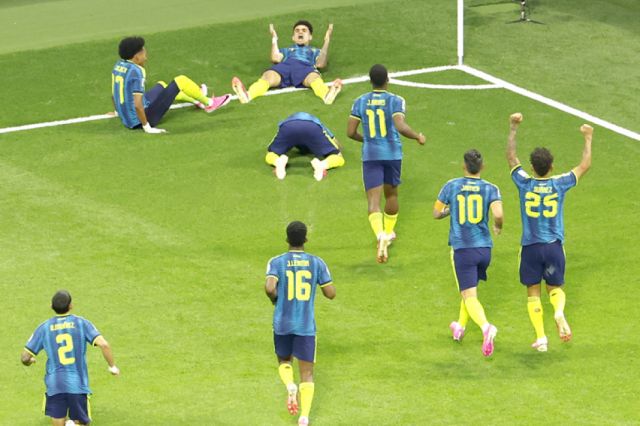 Colombia gana y lidera el Grupo K