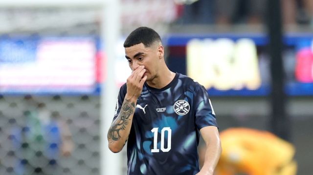 El paraguayo Almirón, primer expulsado del Mundial por taparse la boca al hablar con rival
