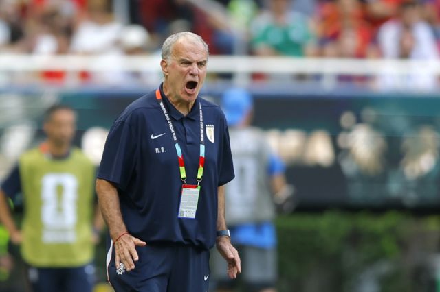 Bielsa estalló por la eliminación de Uruguay, aunque después explicó los cambios 