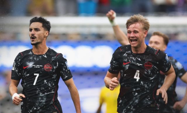 Un gol en el tiempo añadido clasifica a Canadá a los octavos de final 
