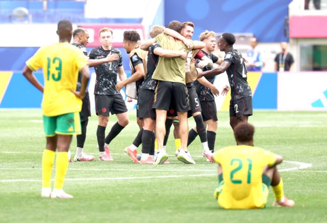 Canadá venció a Sudáfrica y clasificó  por primera vez a octavos de final