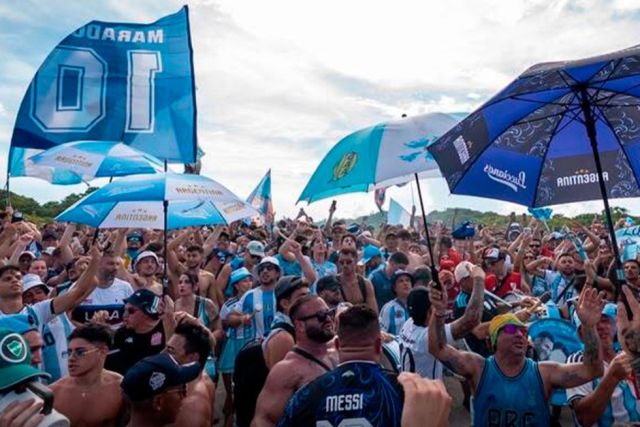Un multitudinario ‘banderazo’ tiñe Miami Beach de albiceleste antes de los octavos