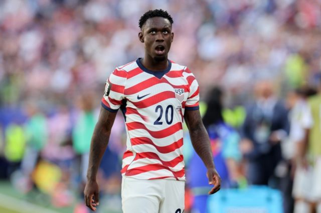 La FIFA suspende la sanción por tarjeta roja a Balogun y estalla la polémica 