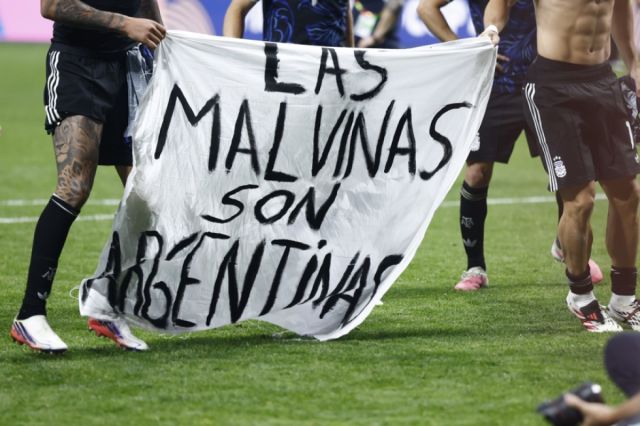 ‘Las Malvinas son argentinas’, el cartel que apareció en la celebración de la Albiceleste