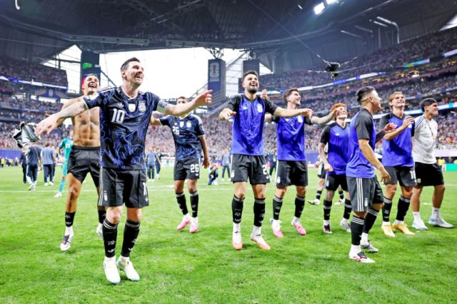 Argentina derrotó a Inglaterra y el domingo jugará la final frente a España 