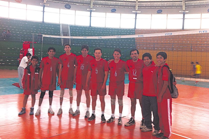 Los campeones de la primera división de honor del torneo local de voleibol, tras su último partido el domingo.