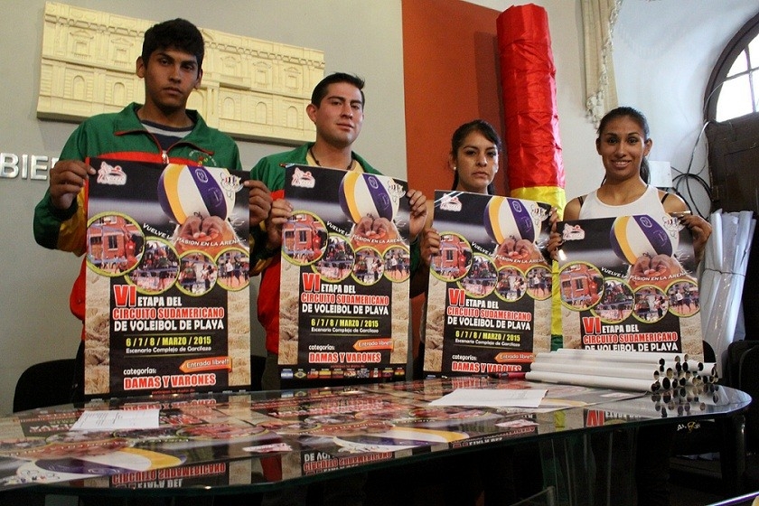 Los deportistas chuquisaqueños muestran el afiche.