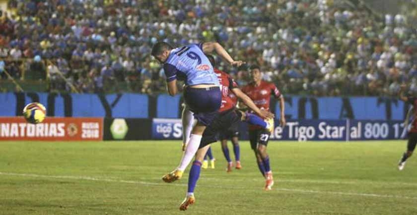 Almirón conecta de cabeza un balón enviado por Vargas, pero el delantero académico ya estaba adelantado. Foto: El Deber