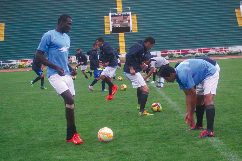 El equipo estudiantil entrenó anoche en el estadio Patria, antes de recibir mañana al Huracán argentino