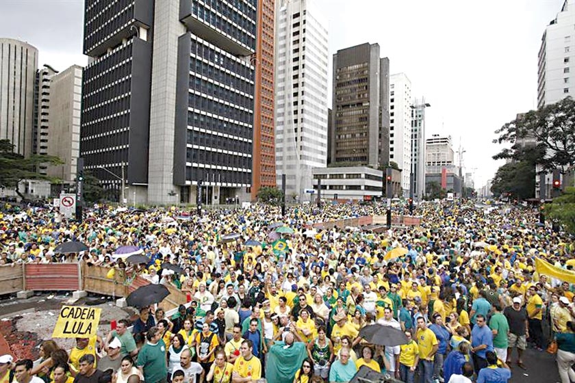 MANIFESTACIÓN. Una miltitud recorre las calles del principal centro económico y financiero de Brasil, Sao Paulo, ayer