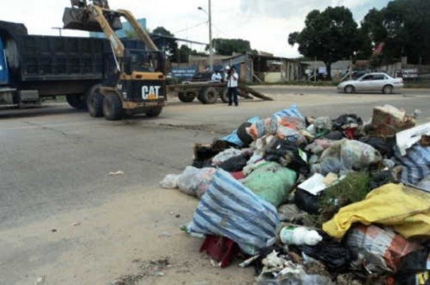 Bloqueo en Normandía llena de basura a la ciudad de Santa Cruz