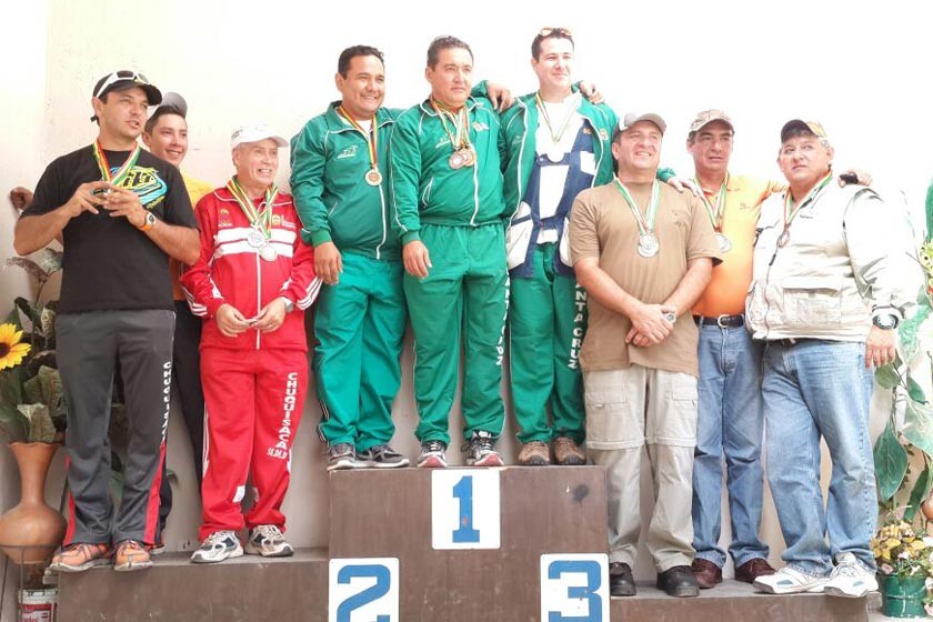 El podio final por asociaciones, con Santa Cruz (c) como campeón, Chuquisaca segundo y Cochabamba tercero