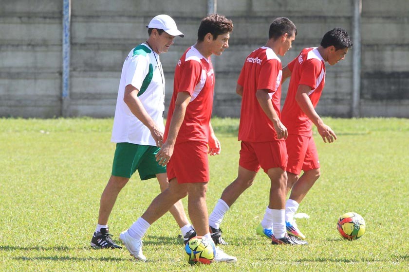 El técnico de la selección boliviana Mauricio Soria (i) durante la práctica realizada ayer, en Santa Cruz
