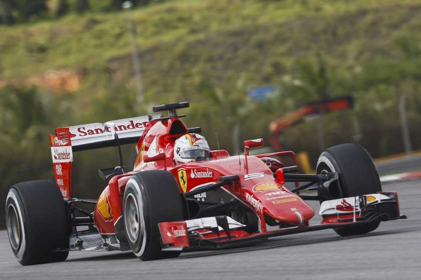 El piloto alemán Sebastian Vettel ganó el primer lugar a Lewis Hamilton en el Gran Premio de Malasia.