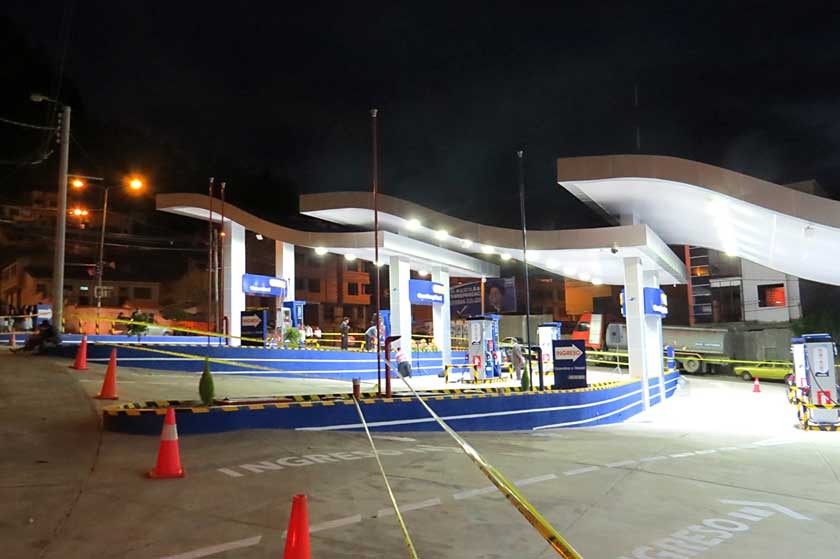 RENOVACIÓN. El surtidor San Antonio vuelve a funcionar con nuevas y amplias instalaciones. La reinauguración fue anoche.