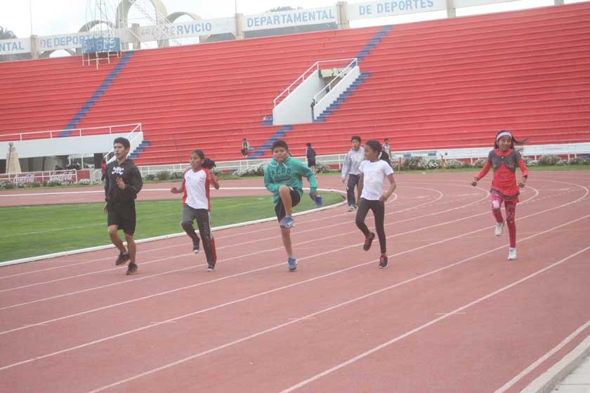 Los atletas practicaron ayer en la pista del estadio Patria.