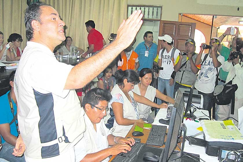 ATENCIÓN. Los delegados de las fuerzas políticas y la población de Beni siguieron atentamente el recuento de las actas