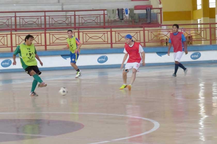 El plantel chuquisaqueño entrenó ayer en el coliseo Polideportivo de Garcilazo con los sus dos refuerzos extranjeros.