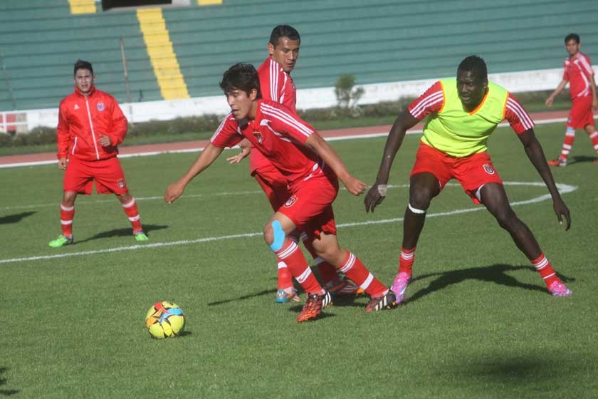 El chuquisaqueño Cristian Urdininea (c) podría ser titular frente a Universitario de Pando, mañana, sábado