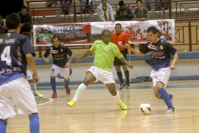 Salomón Enríquez (d), de Rico Sur, domina el balón ante la marca de un rival peruano, en el partido jugado anoche