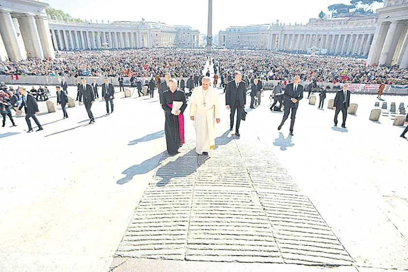VIAJE. El papa Francisco a su llegada a la plaza de San Pedro durante la audiencia general de los miércoles.