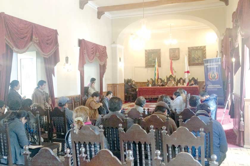 AUDIENCIA. Las autoridades municipales y algunos miembros de la Brigada, ayer, en la audiencia pública