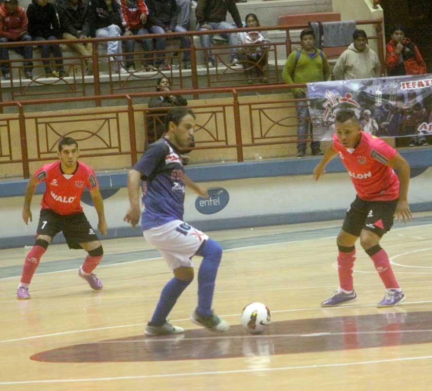 El capitán de Rico Sur, José Alberto Marañón (c), domina el balón ante la marca de dos jugadores colombianos