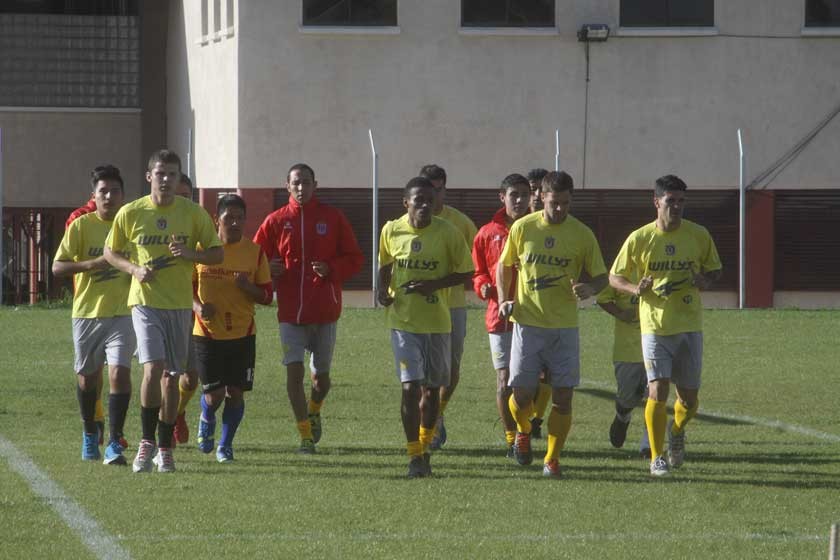 El equipo estudiantil entrenó ayer en la cancha auxiliar del estadio Patria, con la mente puesta en el partido de mañana