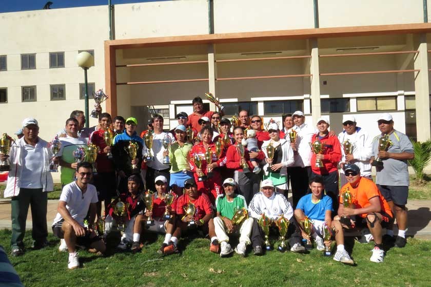 Los campeones posan junto a sus trofeos del Torneo Nacional de Tenis reservado para la categoría Senior.