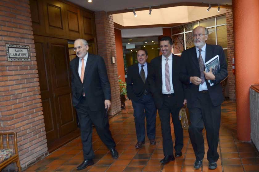 PRESENCIA. Parte de la delegación boliviana que está en La Haya (Holanda) para presentar los alegatos que inician hoy
