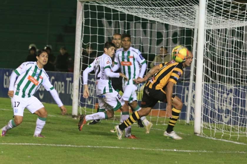 Uno de los pasajes del partido entre Oriente Petrolero y The Strongest, anoche, en el Ramón Aguilera Costas.