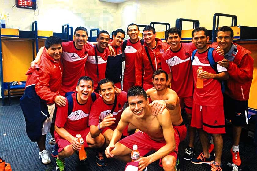 Los jugadores de Universitario luego del reconocimiento a la cancha de Tigres.