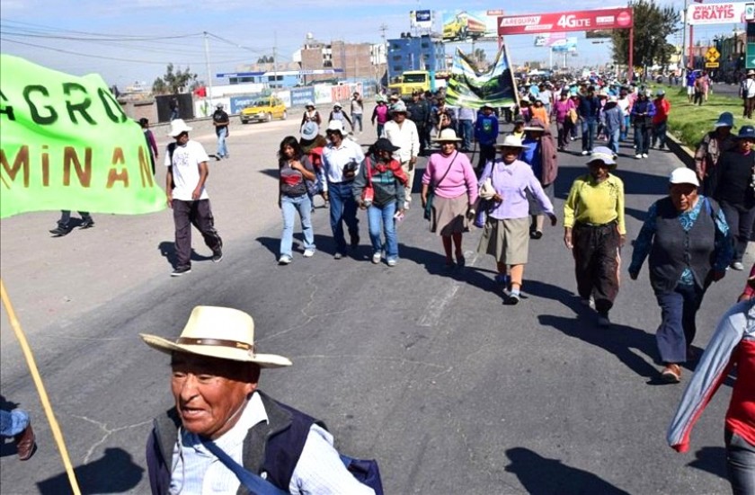 Las protestas derivaron en enfrentamientos en Mollendo. Foto: Internet