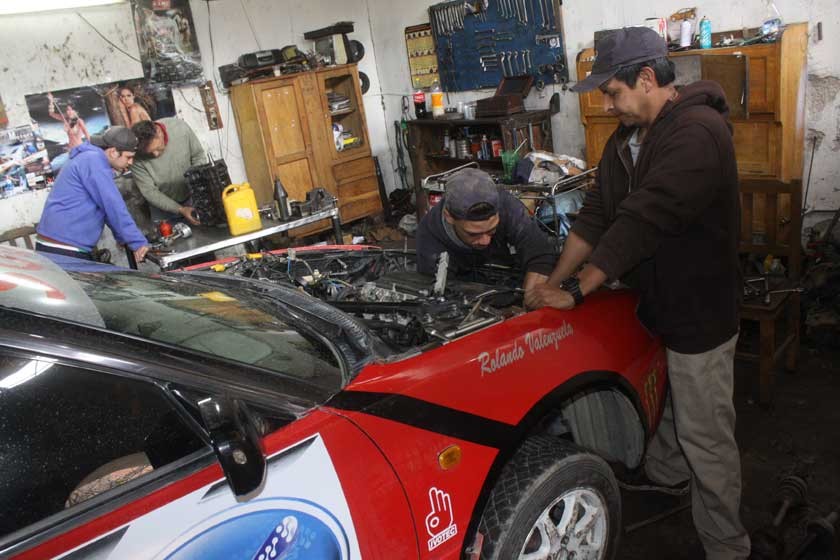 Los pilotos van afinando detalles en la preparación de sus vehículos para encarar el Circuito Oscar Crespo