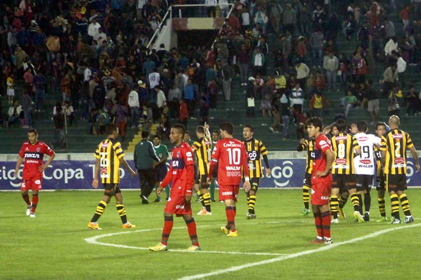 Universitario resignó su oportunidad de conseguir un cupo para la Copa Sudamericana, al caer ayer ante The Strongest