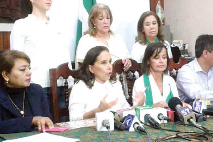 COLECTIVO. Las autoridades cruceñas también repudiaron el contenido de la lámina y anunciaron acciones legales.