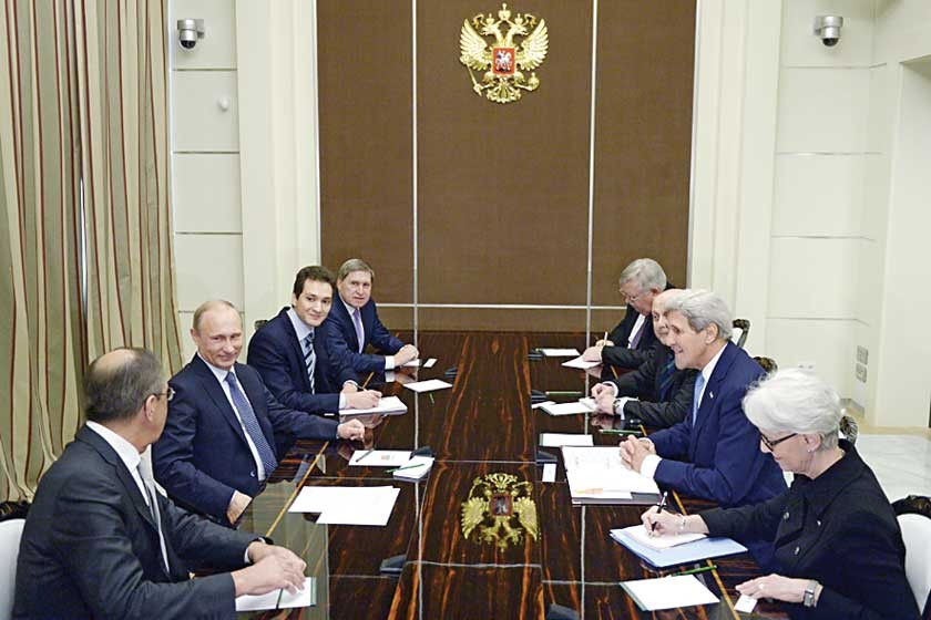 REUNIÓN. El secretario de Estado de EEUU, John Kerry (2d), conversa con el presidente ruso Vladimir Putin